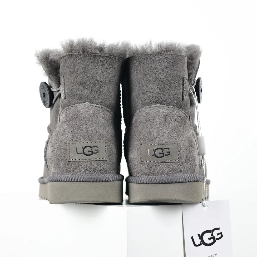 Pick up locally 💰560 Core recommended good price It is a very suitable choice for home furnishings. In the new year, uug launched a series of styles, which are partial to the preferences of young consumers and have also moved to the forefront of fashion trends. Shoe body material: water-repellent coated suede upper, 17 mm UGGPURE™ implantable wool insole, lightweight non-slip and comfortable rubber outsole, with brand LOGO and trademark, with full packaging Size: 35 36 37 38 39 40